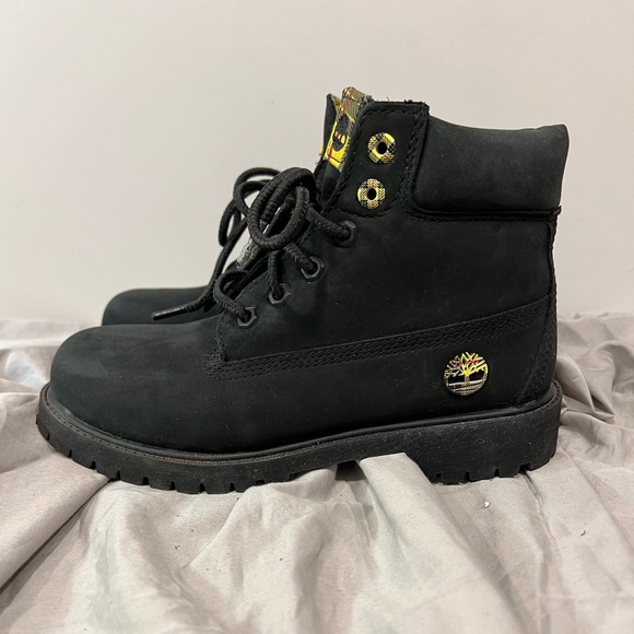 Boys black suede Timberland boots, size 3. - Picture 4 of 11